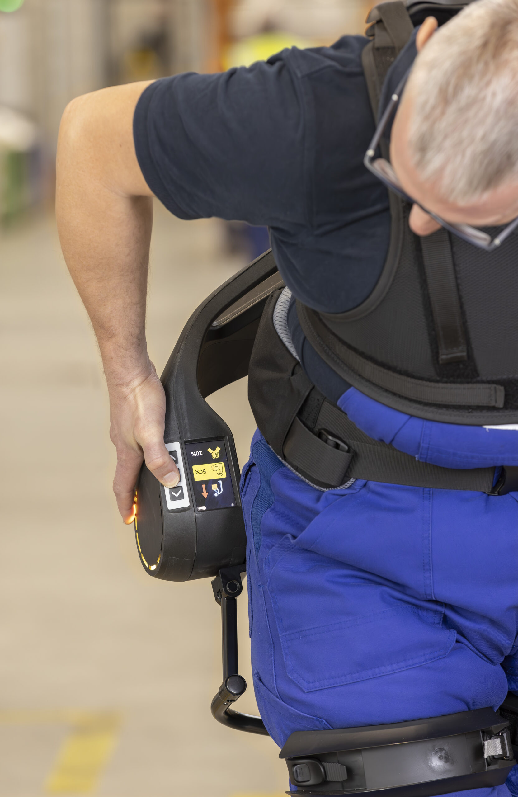 Nachhaltiger Arbeitsschutz Fire Protection Solutions Brandschutz Feuerschutz Lagerist FPS Gruppe Exoskelett 02 Scaled