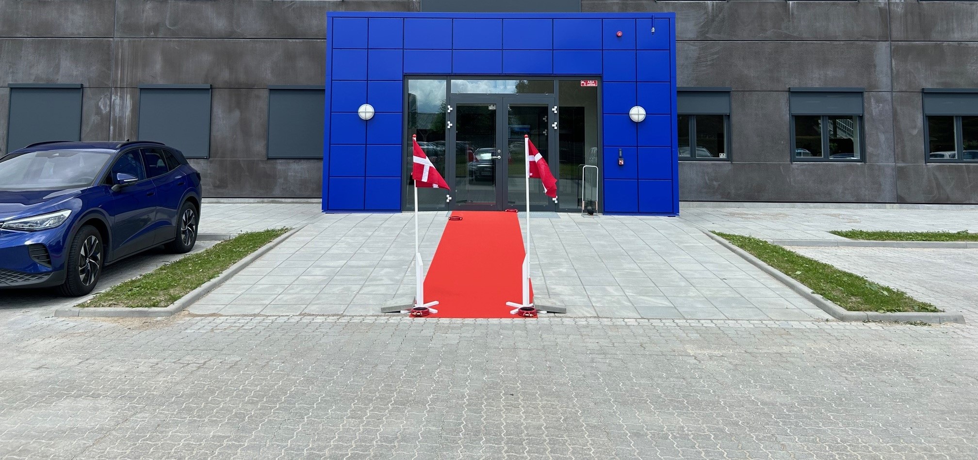 Fassade des neues Hauptsitzes der Niederlassung Dansk Sprinkler Teknik. Am Tag der Eröffnung mit rotem Teppich.
