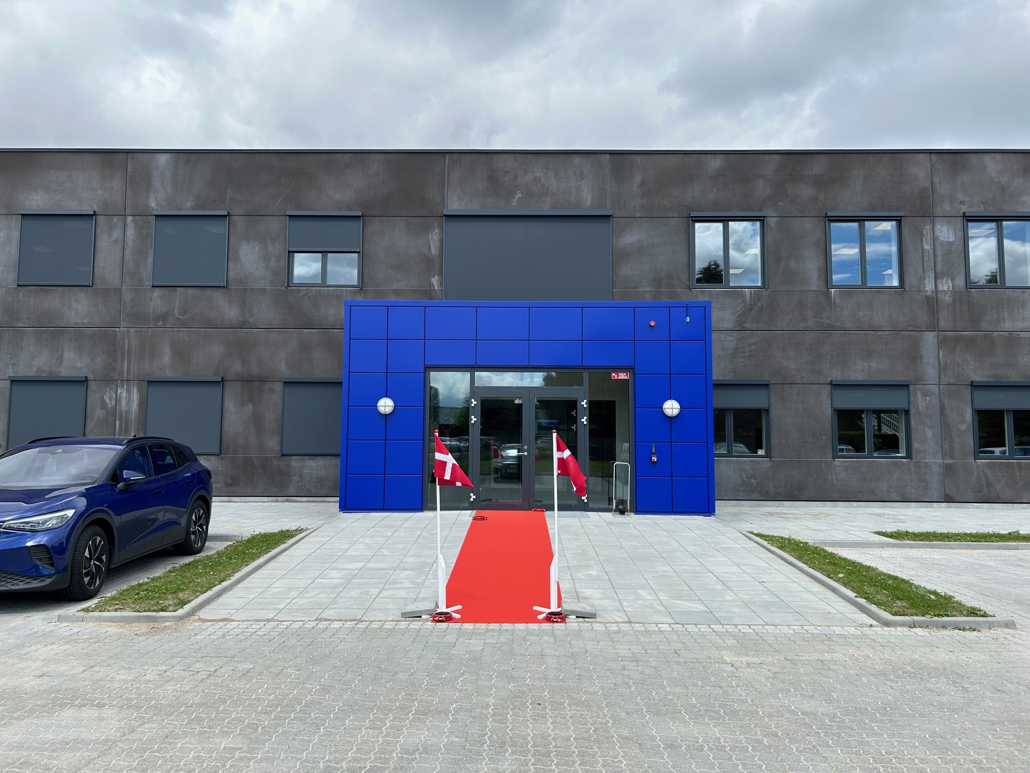 Fassade des neues Hauptsitzes der Niederlassung Dansk Sprinkler Teknik. Am Tag der Eröffnung mit rotem Teppich.