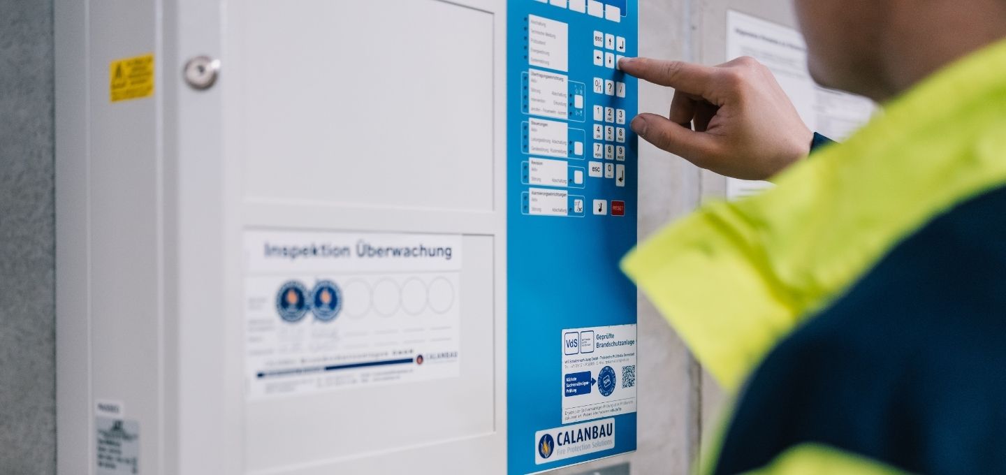 Person bedient Inspektions- und Überwachungspanel überwacht von Calanbau.
