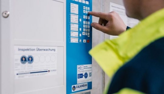 Person bedient Inspektions- und Überwachungspanel überwacht von Calanbau.
