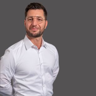 Benjamin Keller von der GFA Gesellschaft für Anlagenbau mbH am Standort München. Die GFA ist ein Unternehmen der Fire Protection Solutions.