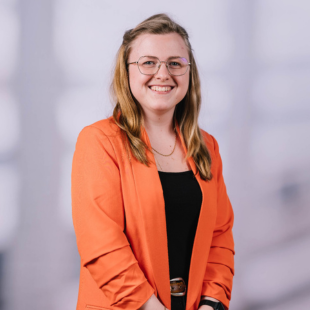 Madleen Westphal von der Calanbau Brandschutzanlagen GmbH am Standort Hamburg. Die Calanbau ist ein Unternehmen der Fire Protection Solutions.