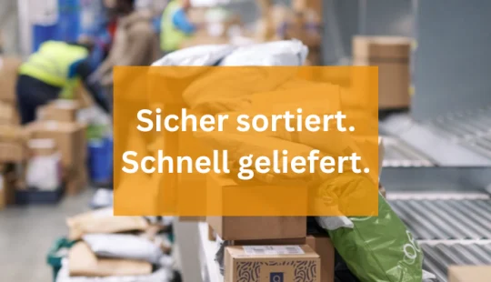 Förderband mit Paketen im Hermes-Logistikzentrum mit Overlay-Spruch: „Sicher sortiert. Schnell geliefert.“ als visuelles Element der Brandschutzreferenz.