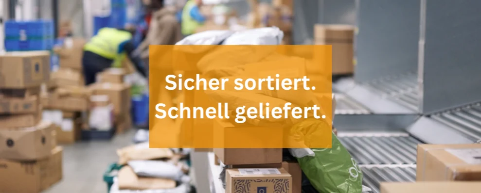 Förderband mit Paketen im Hermes-Logistikzentrum mit Overlay-Spruch: „Sicher sortiert. Schnell geliefert.“ als visuelles Element der Brandschutzreferenz.