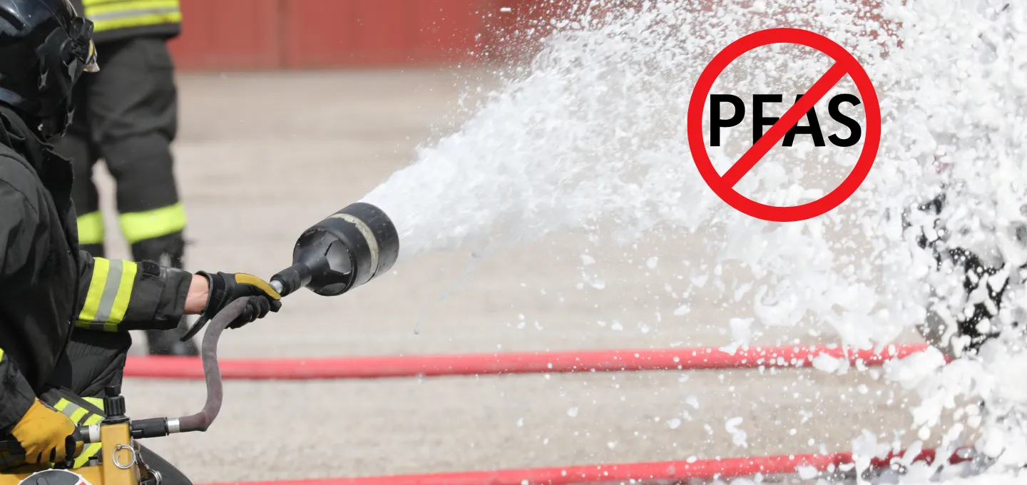 Feuerwehrkräfte beim Löscheinsatz mit Schaummittel – Symbolbild zur Umstellung auf fluorfreie Löschtechnik