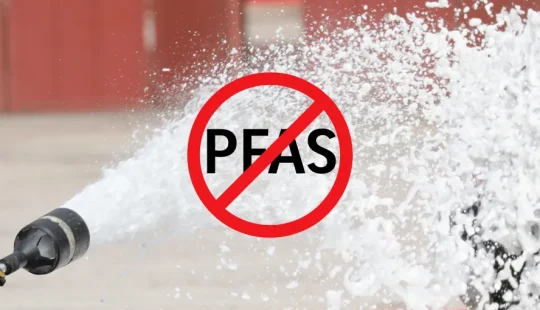 Löscheinsatz mit Schaummittel – Symbolbild zur Umstellung auf fluorfreie Löschtechnik