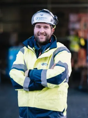 Johannes Falk als Ansprechpartner für Brandversuche bei der Fire Protection Solutions mit Schutzkleidung