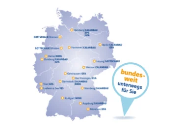 Eine Deutschlandkarte, die verschiedene Standorte von Brandversuchsdiensten zeigt. Ein blauer Marker mit der Aufschrift „bundesweit unterwegs für Sie“ ist ebenfalls zu sehen.