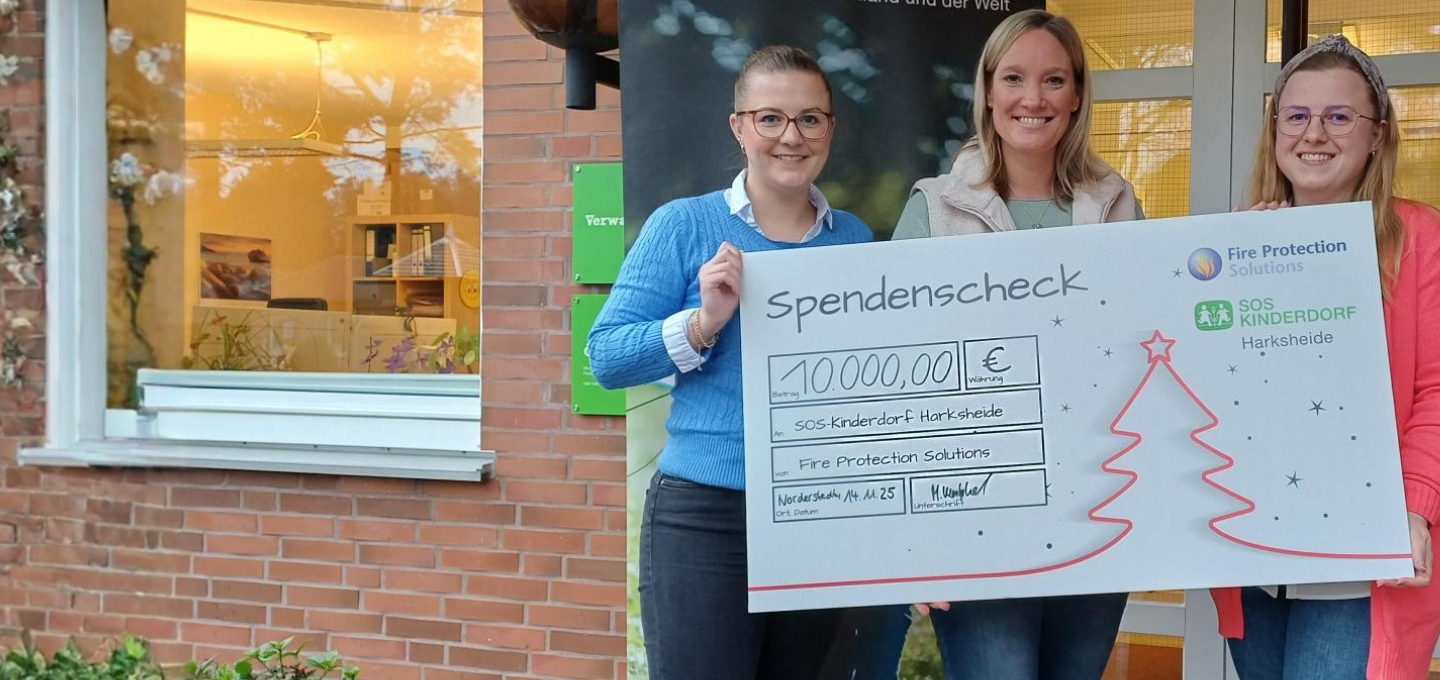 Spendenscheck über 10.000 Euro für SOS-Kinderdorf Harksheide, überreicht von Mitarbeiterinnen der Fire Protection Solutions