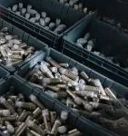 Mehrere Kisten mit Sprühdosen als Beispiel für Materialanalyse vor einem Brandschutzversuch