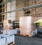 Simulation einer realen Lagerarchitektur mit Paletten und Kisten im Brandhaus zur Vorbereitung des Brandschutzversuchs