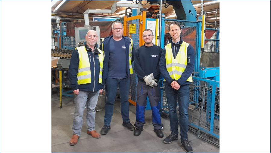 Vier Mitarbeitende in Warnwesten und Arbeitskleidung stehen in einer Fertigungshalle von Calanbau-GFA Feuerschutz in Sarstedt