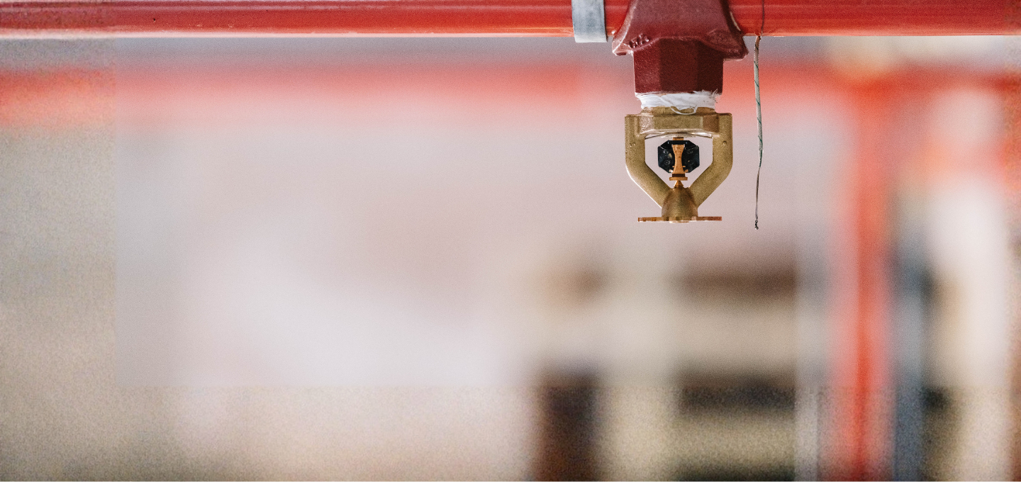 Nahaufnahme eines Sprinklerkopfs zur Brandbekämpfung