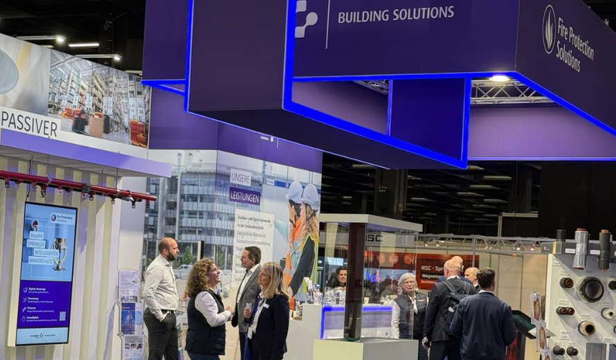 Messestand von Fire Protection Solutions und G+H Group auf den VdS-BrandSchutzTagen 2025 mit Besucherinnen und Besuchern im Gespräch