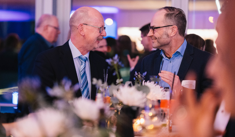 Personen im Gespräch beim Austausch während des Neujahrsempfangs 2026 von VINCI Energies Building Solutions in der area3 in Dreieich