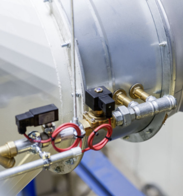 Sensorik und Armaturen einer Funkenlöschanlage an einer Metallleitung