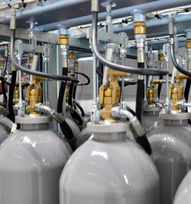 Löschgasbehälter mit angeschlossenen Ventilen und Leitungen einer Gaslöschanlage