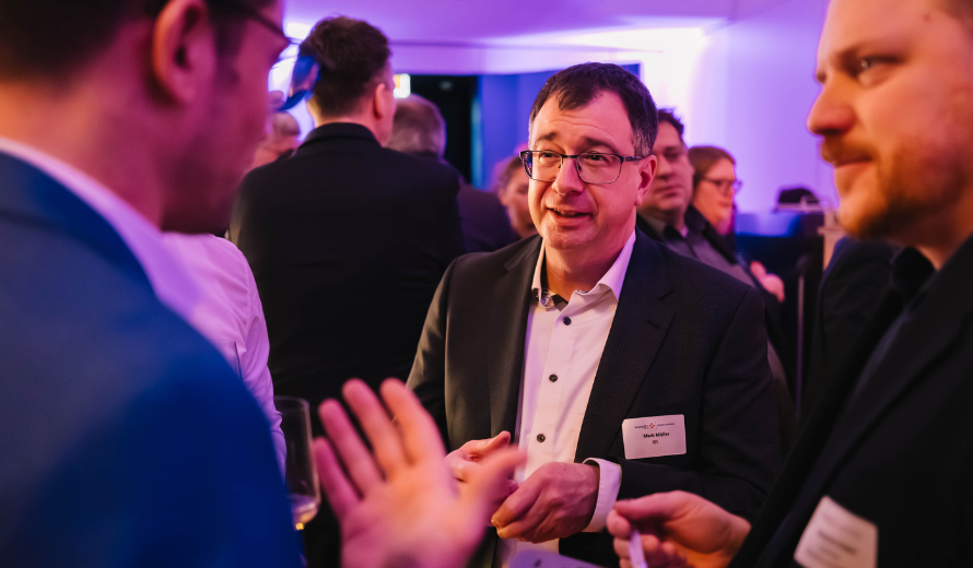 Personen im Gespräch während des Neujahrsempfangs 2026 von VINCI Energies Building Solutions in der area3 in Dreieich