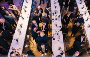 Teilnehmende im Gespräch beim Networking während des Neujahrsempfangs 2026 von VINCI Energies Building Solutions in der area3 in Dreieich