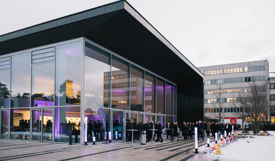 Außenansicht der modernen Eventlocation area3 in Dreieich mit Gästen beim Neujahrsempfang 2026 von VINCI Energies Building Solutions