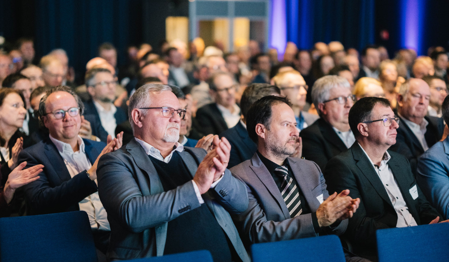 Publikum applaudiert beim Neujahrsempfang 2026 von VINCI Energies Building Solutions in der area3 in Dreieich