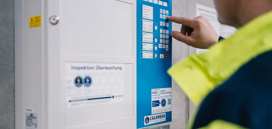 Brandmeldezentrale: Bedienfeld einer Brandmeldeanlage im Referenzprojekt