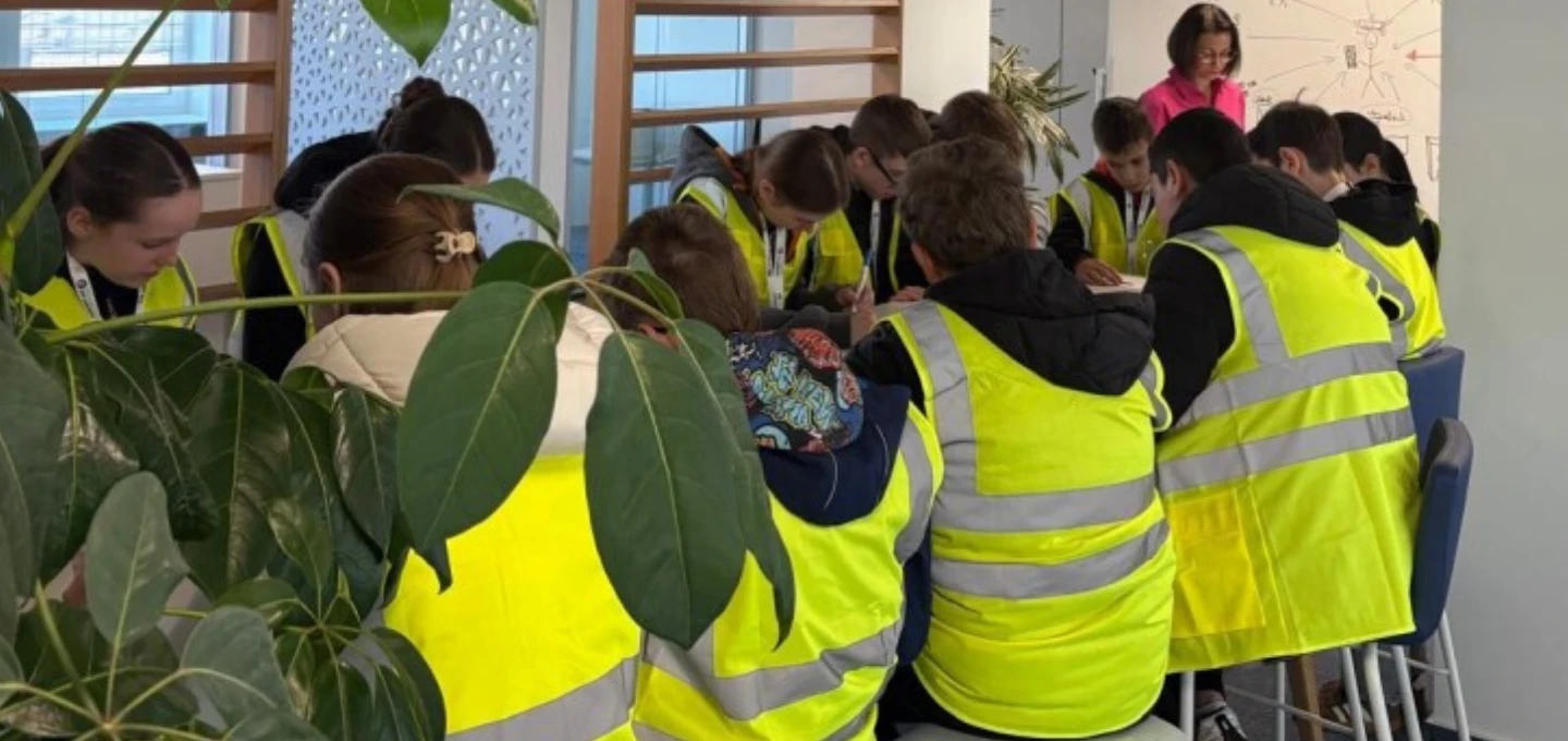 Kinder beim Zukunftstag 2026 erkunden Brandschutz und Technik am Standort Sarstedt