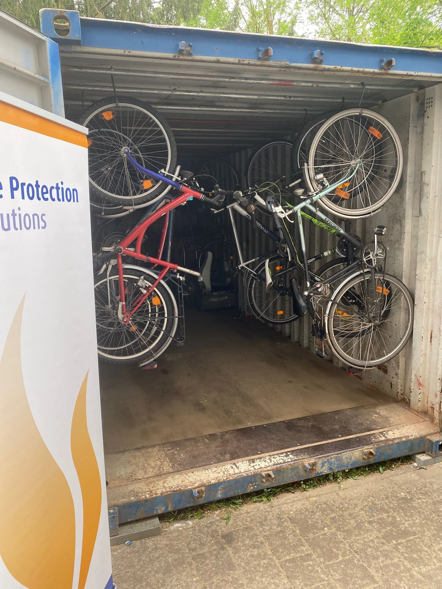 Fahrräder in Container der BikeSchool untergebracht