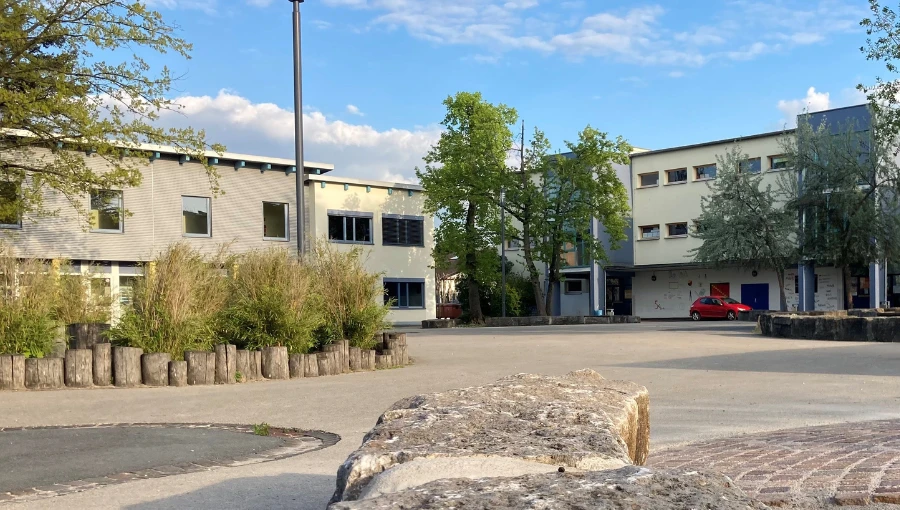 Schulhof der Martin-Niemöller-Schule mit BikeSchool