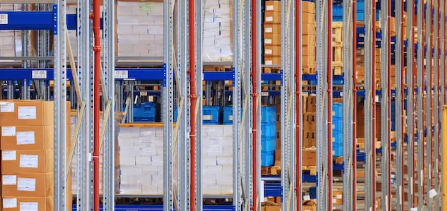 Hochregallager mit Regalanlagen und installierter Sprinklerleitung in einem Logistikzentrum