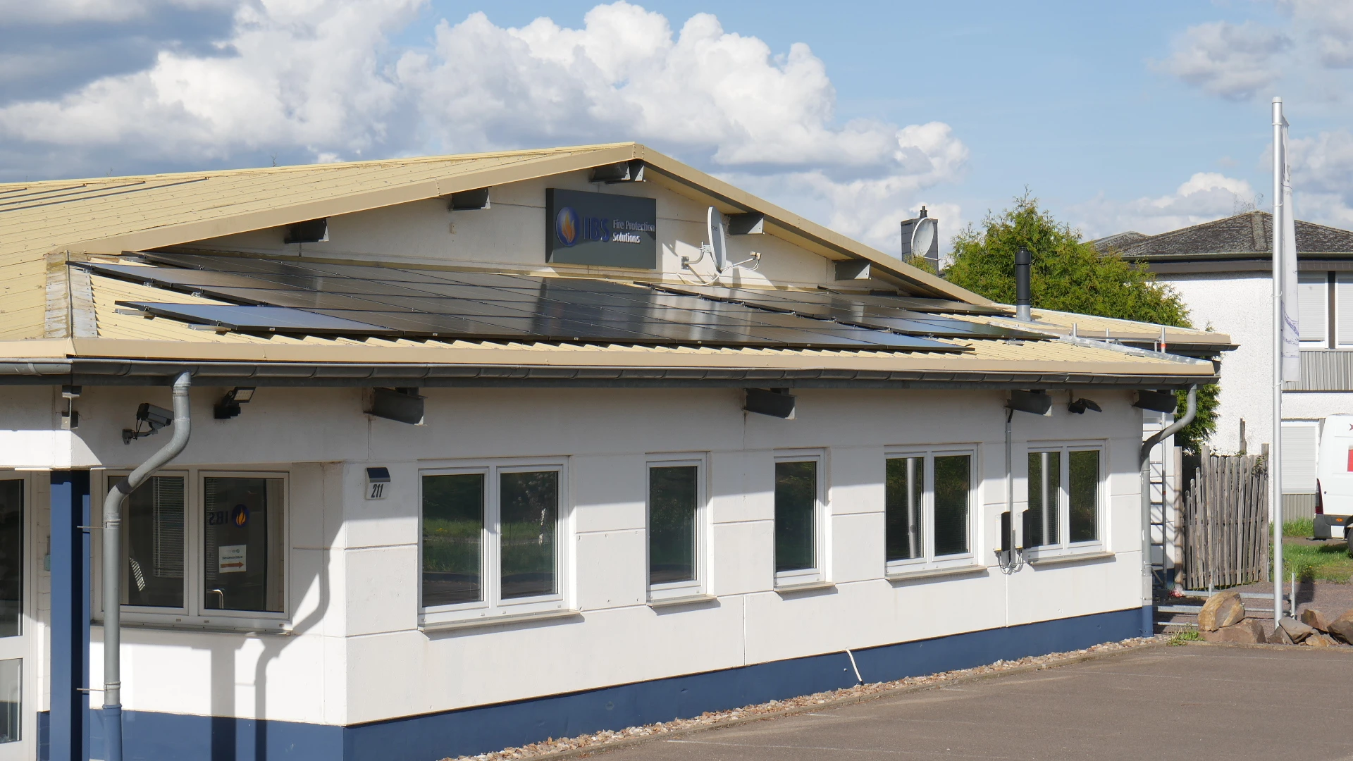 Gebäude der IBS in Losheim mit Photovoltaikanlage auf dem Dach