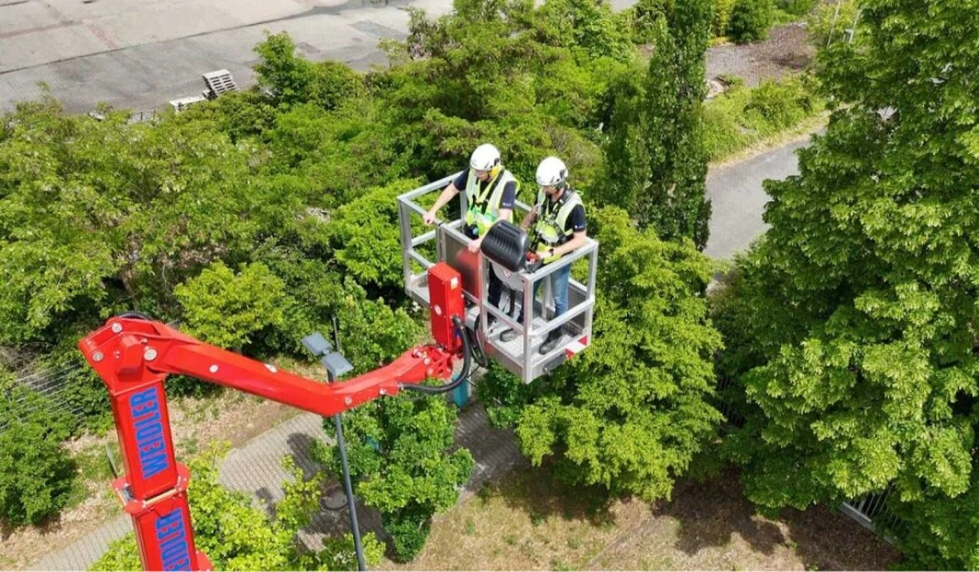 Mitarbeitende arbeiten auf Hebebühne während einer Sicherheitsschulung in Darmstadt