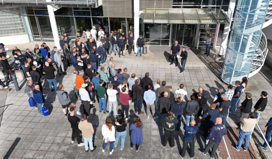 Mitarbeitende versammeln sich zu einer Sicherheitsunterweisung während der Safety Week in Darmstadt