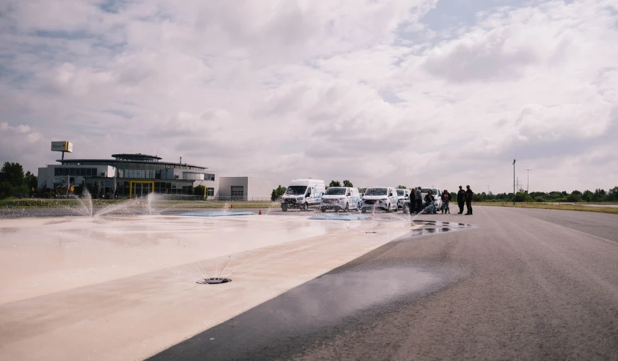 Fahrsicherheitstraining mit Fahrzeugen auf nasser Fahrbahn während der Safety Week in Laatzen