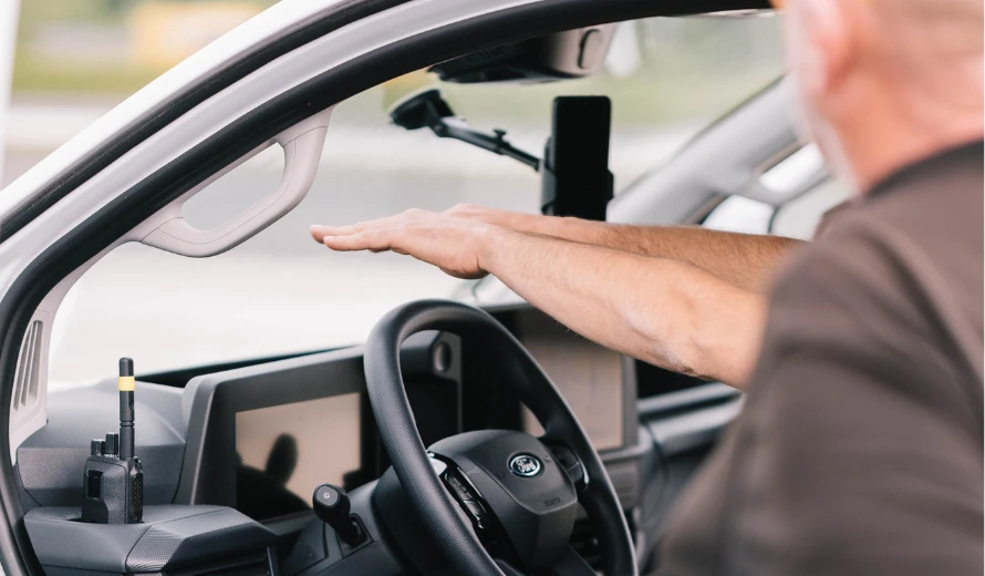 Teilnehmender übt Fahrtechnik am Lenkrad während des Fahrsicherheitstrainings der Safety Week