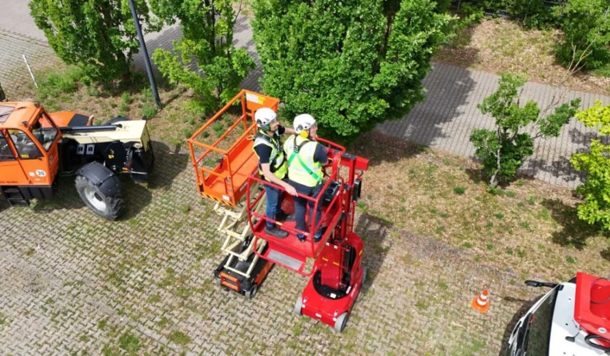 Mitarbeitende bei Sicherheitsschulung auf Hebebühne während der Safety Week in Darmstadt