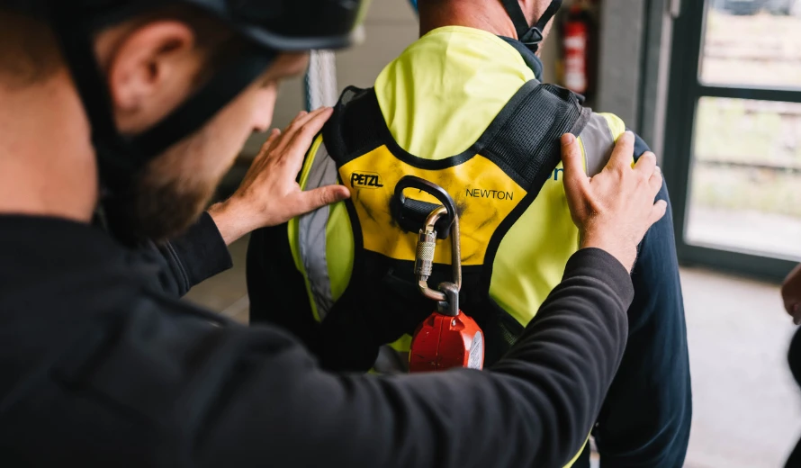 Mitarbeitende üben Absturzsicherung mit persönlicher Schutzausrüstung während der Safety Week in Losheim