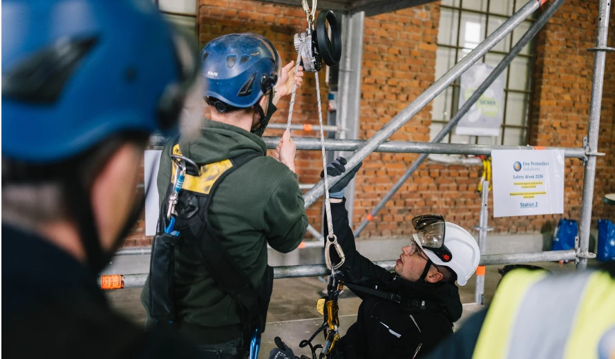 Mitarbeitende üben Höhenrettung mit Seilsystem während der Safety Week in Losheim