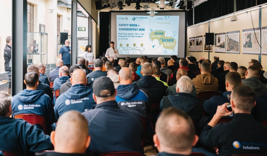 Mitarbeitende verfolgen Vortrag zur Safety Week Veranstaltung in Losheim