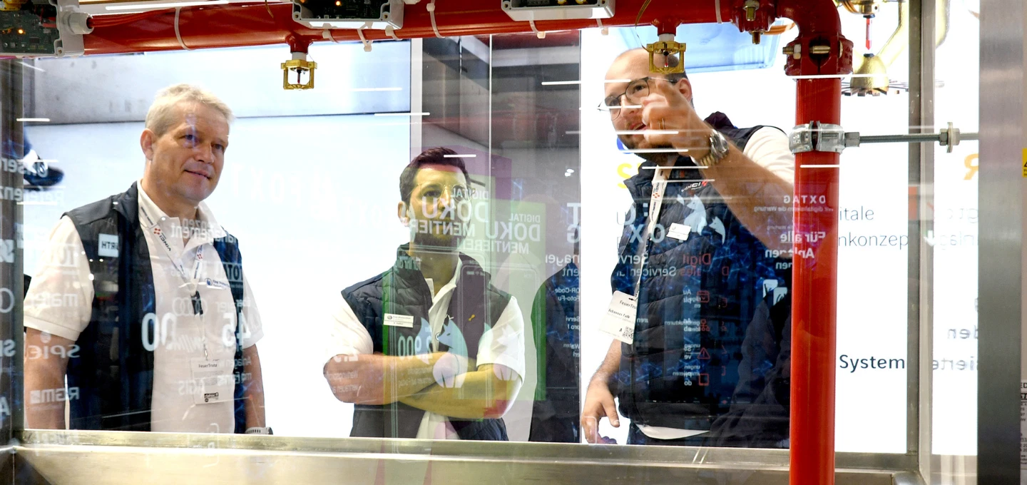 Mitarbeitende von Fire Protection Solutions im Gespräch am Messestand auf der FeuerTrutz 2026 in Nürnberg