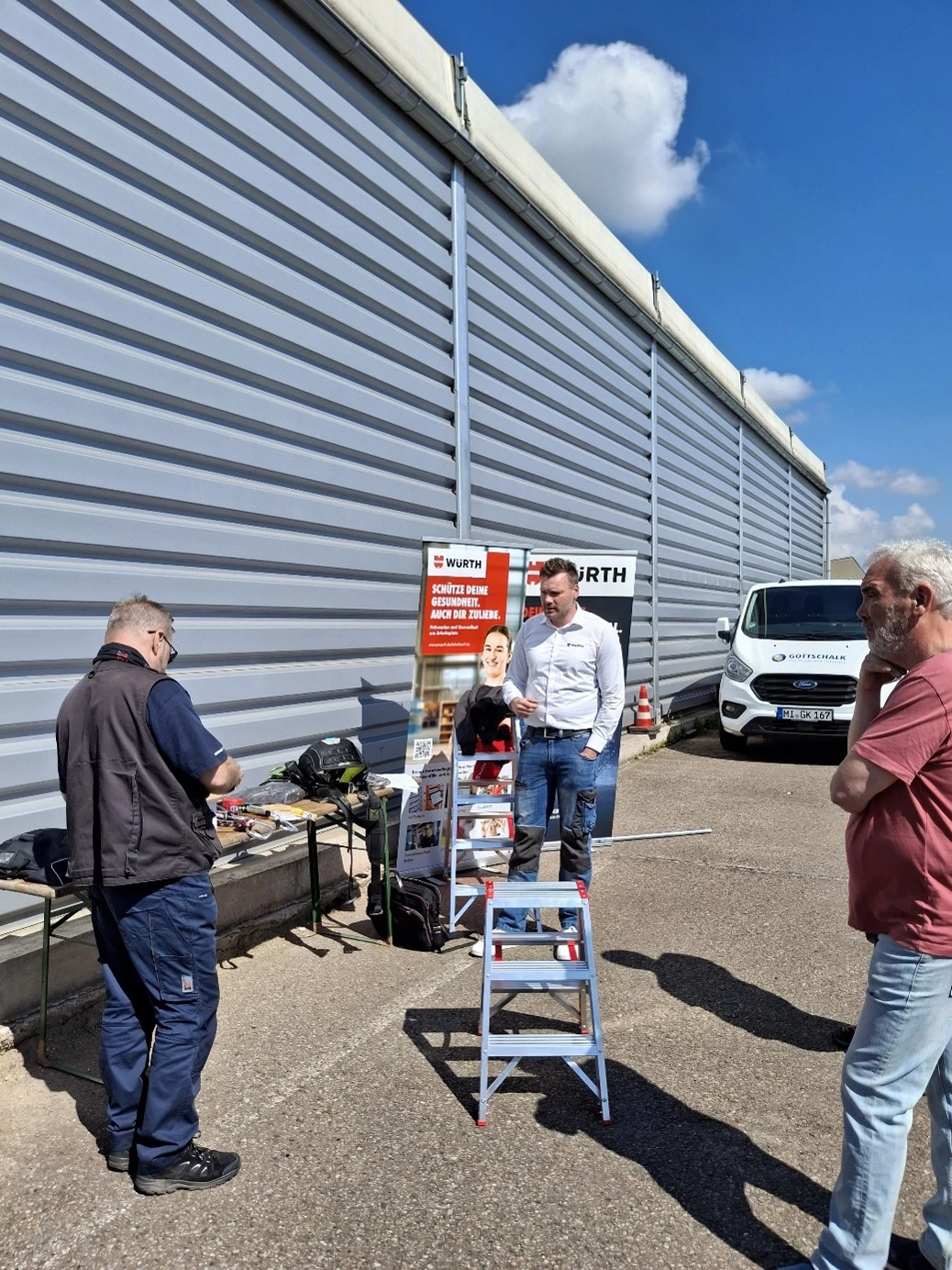 Mitarbeitende bei Unterweisung zu Tritten und persönlicher Schutzausrüstung während der Safety Week in Minden