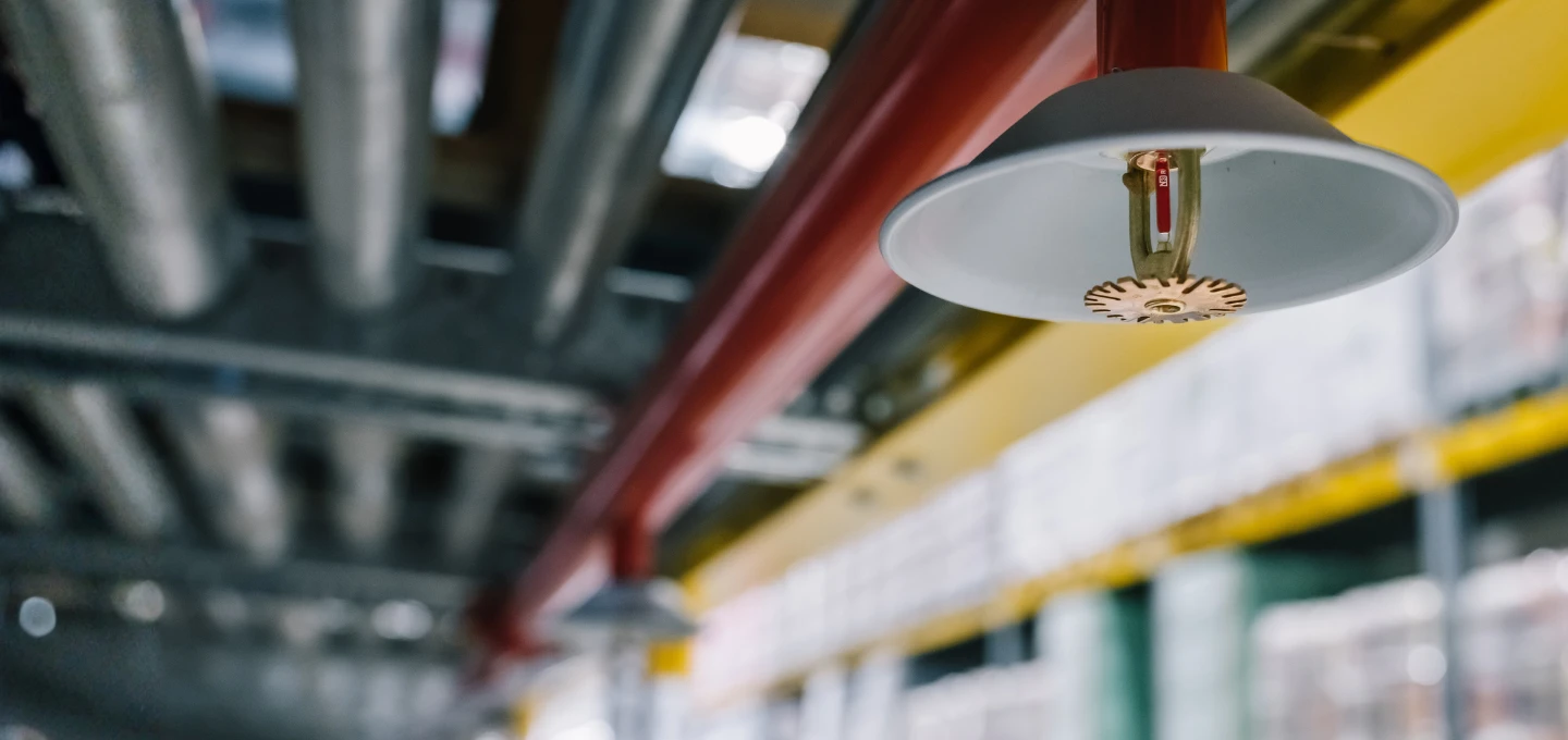 Sprinkleranlage in einer Industrie- und Logistikumgebung als Bestandteil moderner Brandschutzlösungen