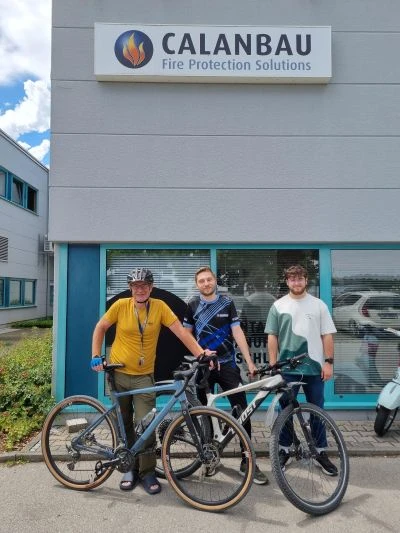 Teilnehmende der Fahrrad-Challenge von Calanbau Augsburg mit ihren Fahrrädern vor dem Unternehmensstandort. Die Aktion unterstützte klimafreundliche Mobilität und brachte 850 Euro für Sternstunden e. V. ein.