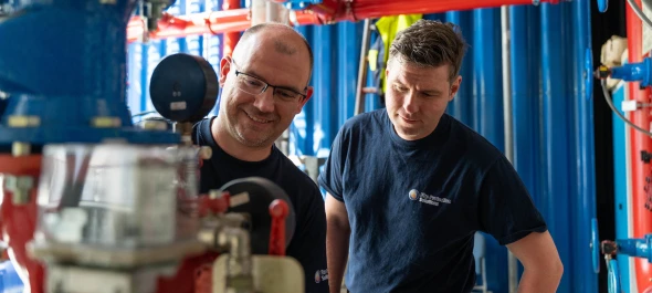 Zwei Servicetechniker bei der Prüfung einer Sprinkleranlage im Rahmen von Wartung und Service.